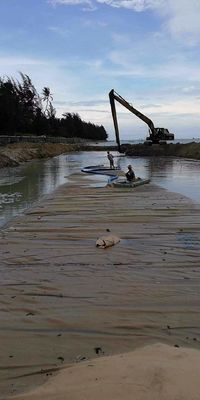 کیسه‌های آب‌گیری با محیط 12.6 متر برای احیای سد خاکی پر از شن و احیای زمین