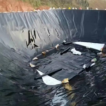 لاینر ژئوممبران HDPE مقاوم در برابر سوراخ برای سد ضد نشت بادوام در کاربردهای کشاورزی و صنعتی