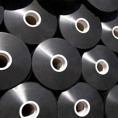 طول 50 تا 100 متر ژئوممبران HDPE با مقاومت کششی بالای 15 مگاپاسکال و محتوای کربن سیاه بین 2.0 تا 3.0 درصد