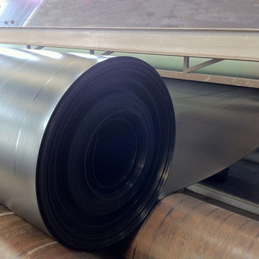 طول 50 تا 100 متر ژئوممبران HDPE با مقاومت کششی بالای 15 مگاپاسکال و محتوای کربن سیاه بین 2.0 تا 3.0 درصد