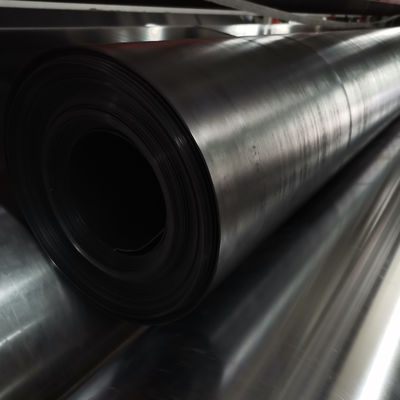 مقاومت در برابر سوراخ‌شدگی 20 نیوتن، ژئوممبران HDPE با کشیدگی در نقطه شکست 700 درصد و مقاومت در برابر پارگی 25 کیلونیوتن بر متر